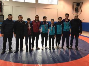 Şaphaneli Öğrenciler Güreşte Madalyaya Doymuyor
