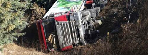 Şarampole devrilen tırın sürücüsü öldü