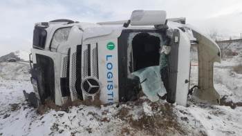 Şarampole Devrilen Tırın Sürücüsü Yaralandı
