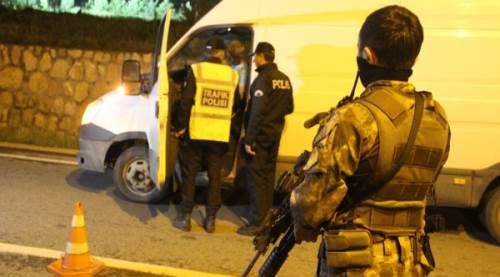 Sarar çifti maskeli 3 kişi tarafından rehin alınarak soyuldu