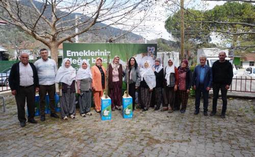 Sarıcakaya’da 600 dut fidanı üreticilere dağıtıldı