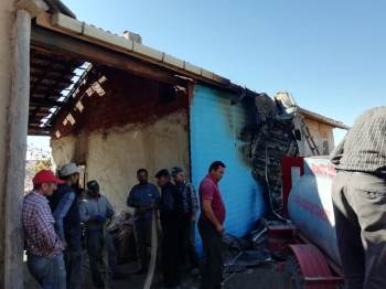 Şarja takılan el lambası bir evi kül etti!