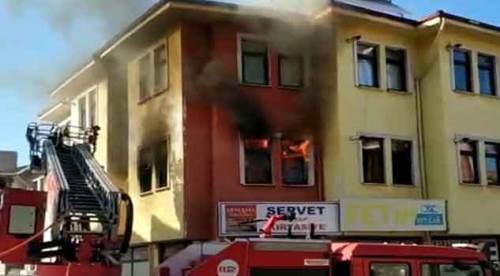 Şarjda unutulan cep telefonu yangın çıkardı