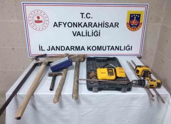 Şarjlı Vidalama İle Define Arayan 3 Kişiyi Jandarma Yakaladı
