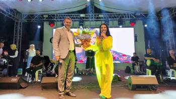 Şarkıcı Ayşe Dinçer, Gediz Tarhana Festivali’Nde Sahne Aldı
