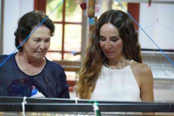 Şarkıcı Betül Demir Tezgâh Başına Geçerek Bilecik Bezi Dokudu
