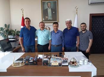 Şarkıcı Körler’Den Başkan Sever’E Ziyaret