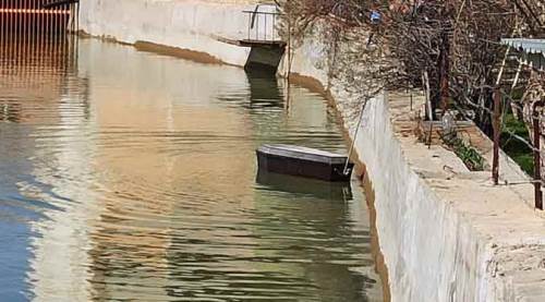 Şaşkına çeviren görüntüler! Yüzen tabutları görünce...
