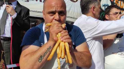 Şaşkına çeviren yarışma! Metrelerce börek yediler...