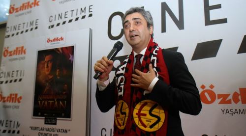 Şaşmaz omzunda ES ES atkısıyla çıktı