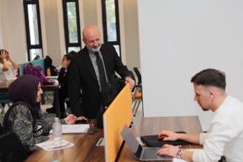 Şaziye Yiğithal, kitap sevgisini gençlere aşılıyor