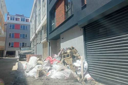 Sazova’da kaldırıma yığılan inşaat atıkları tepki çekiyor