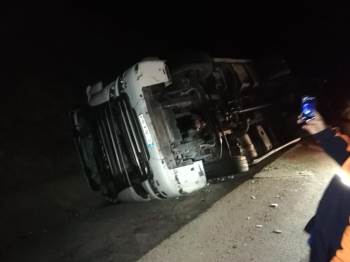 Sebze Yüklü Tır Devrildi, Sürücüsü Yaralandı
