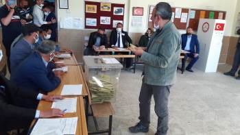 Seçim Yapılan Güney Beldesinde Oy Sayma İşlemi Başladı
