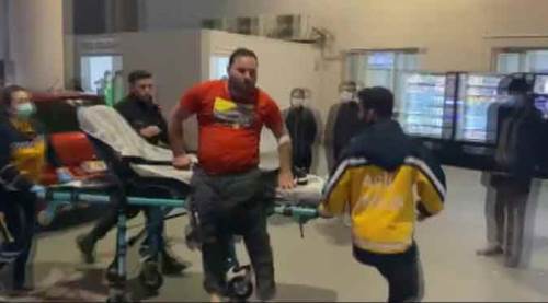 Sedyeden inip, gazetecilere koştu!