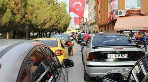 Şehidin evine taziye konvoyu