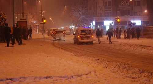Şehirler arası ulaşım güçlükle sağlanıyor