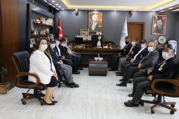 Şehit Aileleri Ve Gaziler Derneği’Nden Başkan Tekin’E Teşekkür Ziyareti
