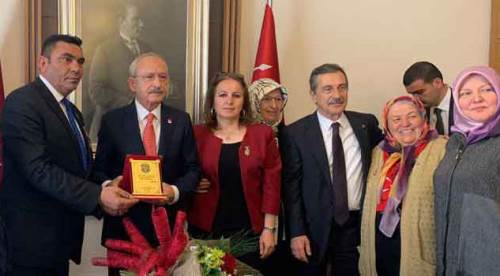 Şehit ailelerinden Kılıçdaroğlu'na geçmiş olsun ziyareti