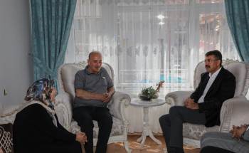 Şehit Ailelerine Yaptığı Ziyaretler Yürekleri Isıttı
