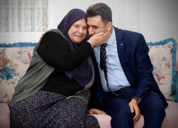 Şehit Ailesinin Acısını Paylaştı
