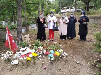 Şehit Annesini Ve Şehit Mezarını Ziyaret Edip Dua Ettiler
