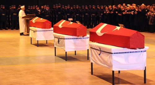 Şehit askerler için hazin tören
