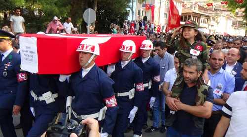 Şehit babasını asker selamı ile uğurladı