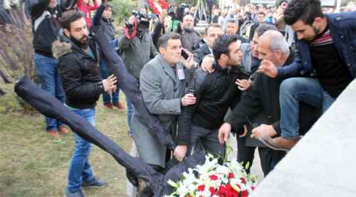 Şehit cenazesinde CHP çelengini parçaladılar