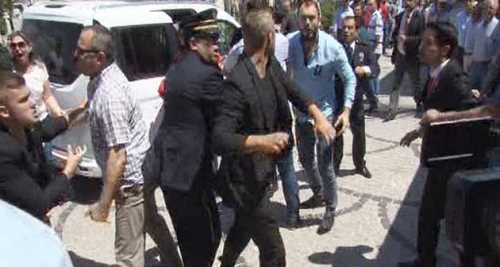 ŞEHİT CENAZESİNDE TEKMELER HAVADA UÇUŞTU