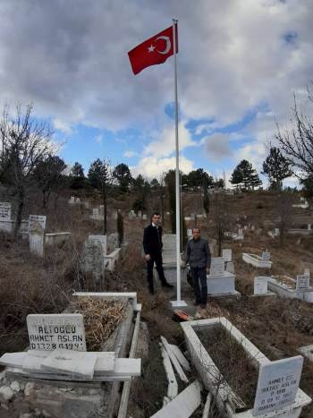 Şehit Mezarına Türk Bayrağı Diktiler

