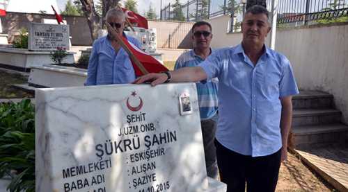 ŞEHİT MEZARINDA BAYRAM SABAHI
