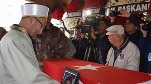 Şehit polisin cenaze namazını imam babası kıldırdı