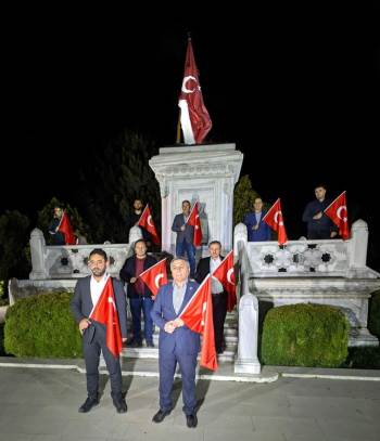 Şehit Sancaktar Mehmetçik Anıtı Önünde İstiklal Marşı Okudular
