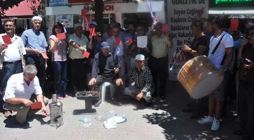 ŞEHRİN GÖBEĞİNDE DAVULLU MANGAL