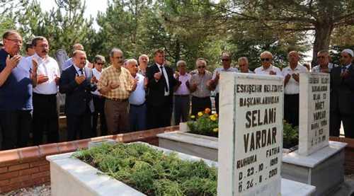 Selami Vardar kabri başında anıldı