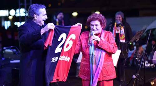 Selda Bağcan Eskişehir'de müthiş bir konser verdi