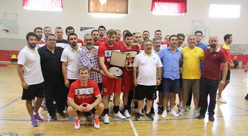 Selka ipi göğüsledi