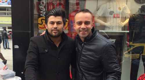 Semih Şentürk takvim satış standına geldi