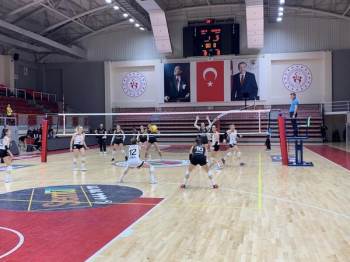 Semt 77 Yalova Spor: 3 -Bilecik Belediye Spor Kadın Voleybol Takımı: 2
