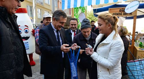 Semt pazarında "Cam Yeniden Cam” standı kuruldu