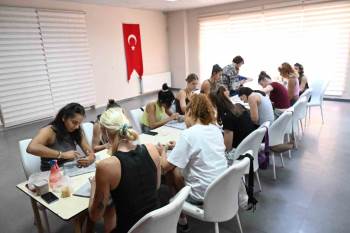 Seramikle Sanat Terapisi’Ne Katılan ’Bizim Kızlar’ Stres Attı
