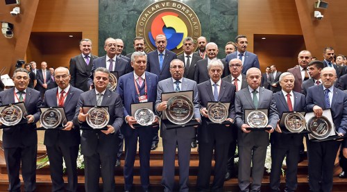 Şeref belgesini Erdoğan takdim etti