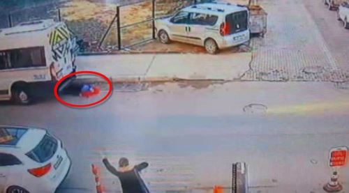 Servis aracı,anne ve bebeğini altına aldı!