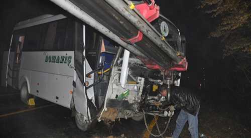 Servis aracı duvara çarptı: 11 yaralı