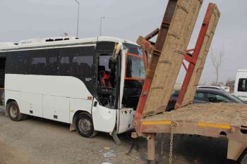 Servis Aracı Tıra Arkadan Çarptı, 7 Öğrenci Hafif Şekilde Yaralandı
