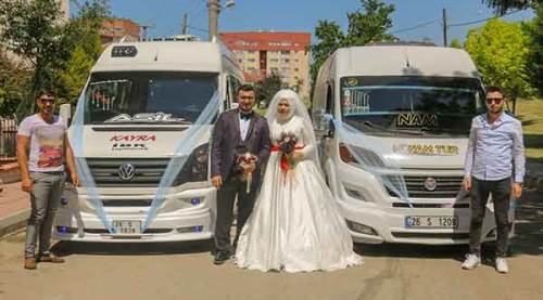 Servis minibüslerinden düğün konvoyu