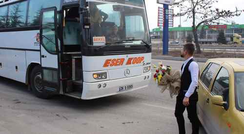 Servisi durdurup evlenme teklif etti