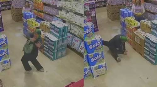 Sevdiği şarkıyı duyunca marketin ortasında şov yaptı