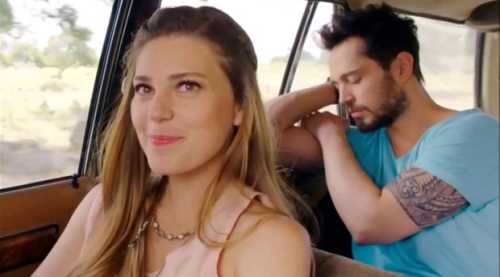 SEVGİLİSİYLE OYNAYABİLİR